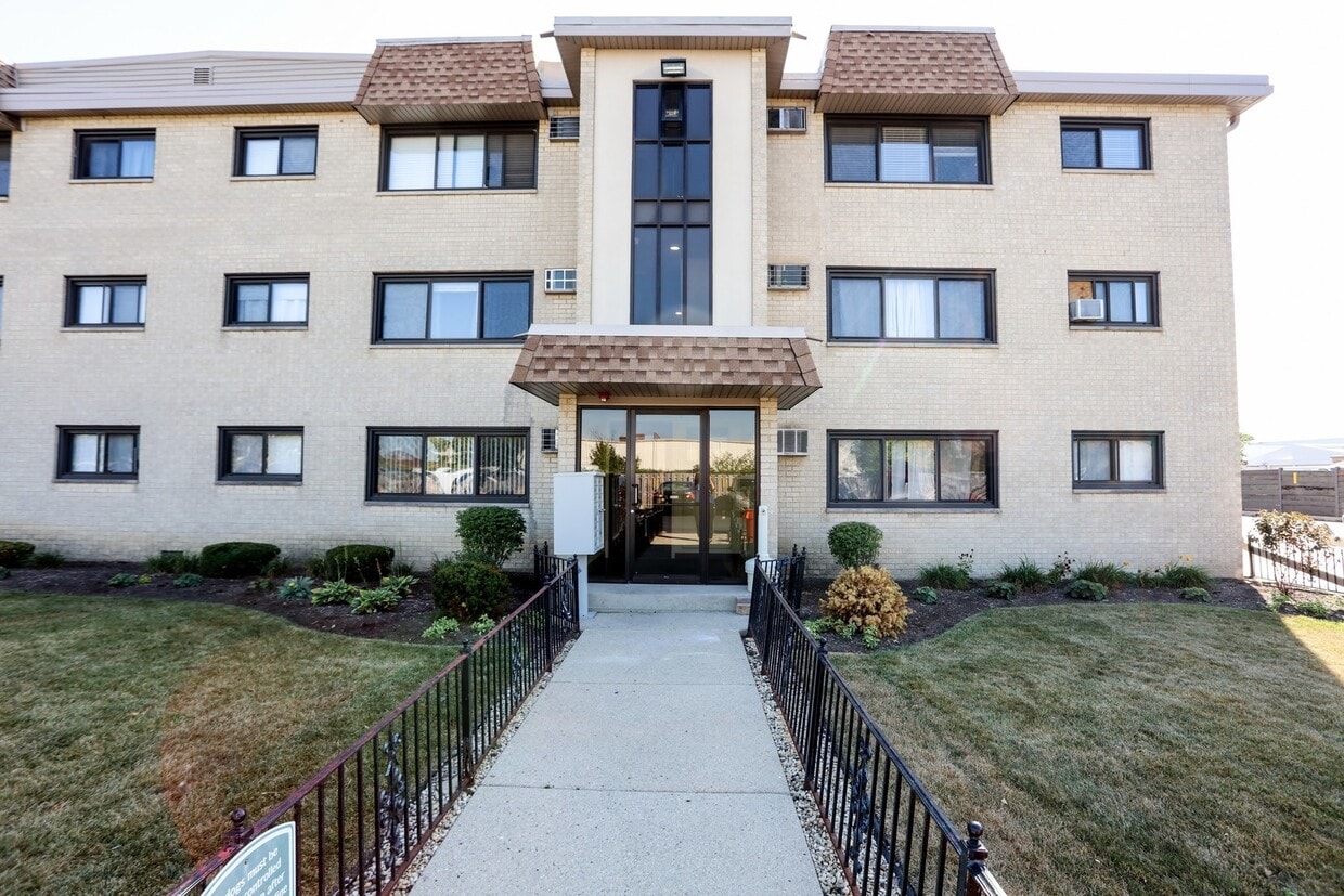 9629 Brandy Ct Unit 10, Des Plaines, IL 60016 Condo for Rent in Des Plaines, IL