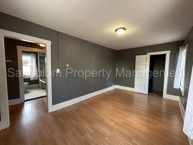 Building Photo - FOR LEASE | Riverview | 1 Bed, 1 Bath Gara...