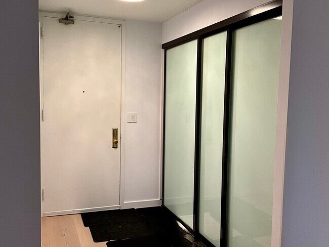 Foto del edificio - 655 W Irving Park Rd