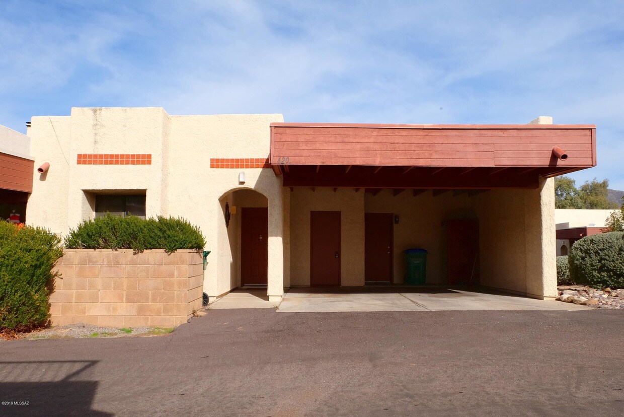 Primary Photo - 620 W Calle De Las Lomitas