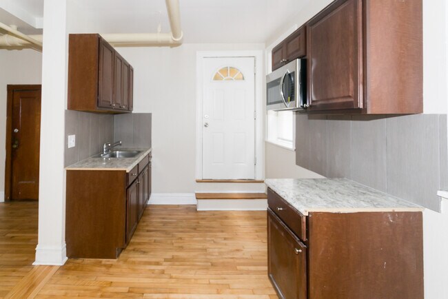 Building Photo - 4830 W Addison St