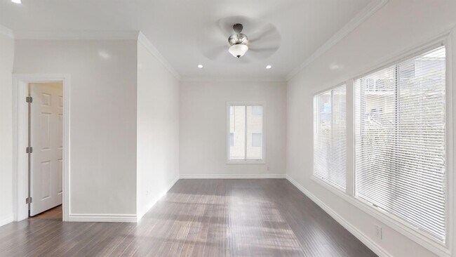 Foto del edificio - 334 N Heliotrope Dr