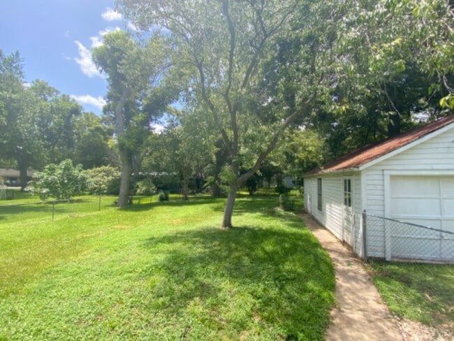 Building Photo - 1424 Live Oak St