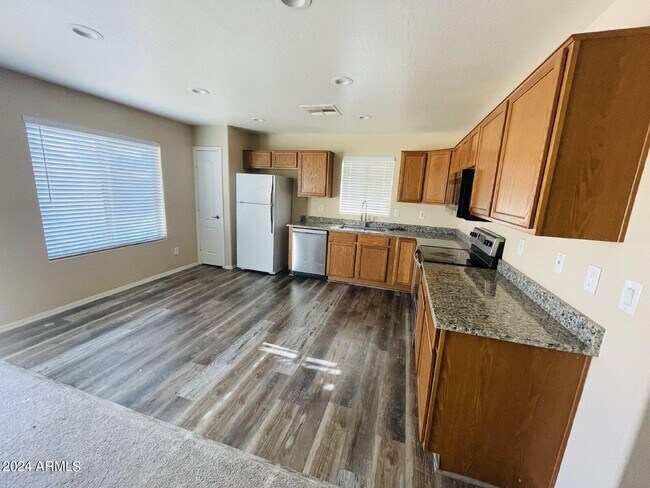 Building Photo - 37024 W Bello Ln