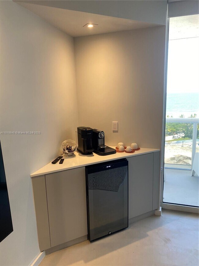 Foto del edificio - 10275 Collins Ave
