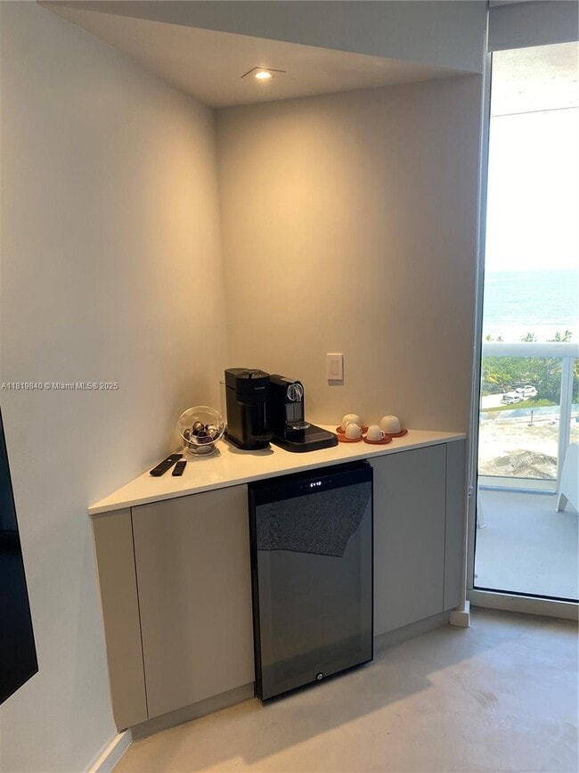 Building Photo - 10275 Collins Ave