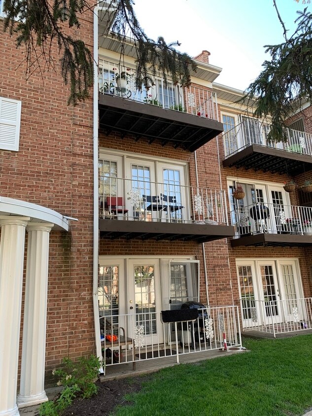 692 Quincy Bridge Ln Unit 202, Glenview, IL 60025 Condo for Rent in