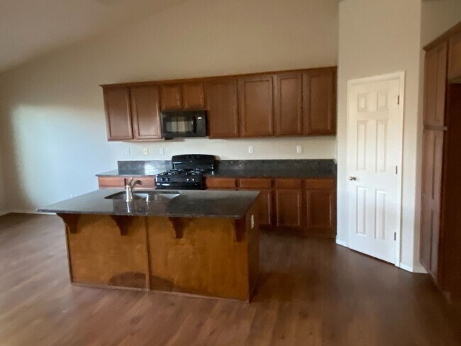 Building Photo - 1976 ARNEIS AVE. 4 BEDROOM 3 BATH- TULARE
