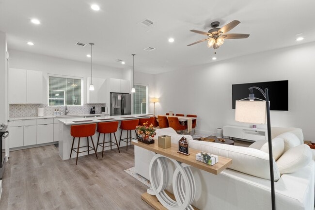 Building Photo - 517 Schweikhardt St