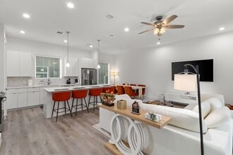 Building Photo - 517 Schweikhardt St