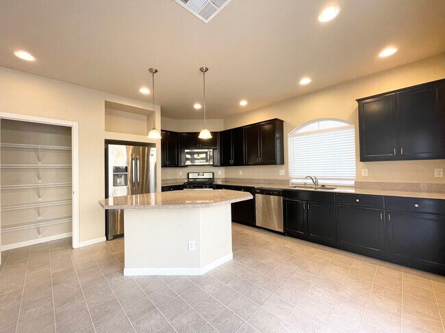 Building Photo - Beautiful 3 story single family house in C...