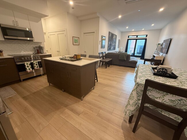 Building Photo - Beautifully Furnished Boston Condo With Am...