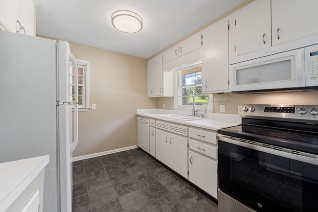 Foto del edificio - Chapel Hill 3 Bed 2 Bath Ranch - Available...