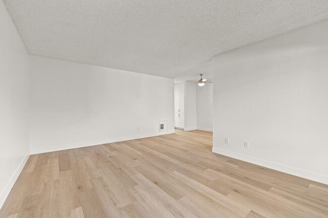 Building Photo - Villas