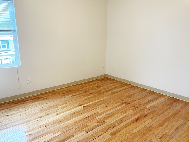 Building Photo - 404 Whiting Ave