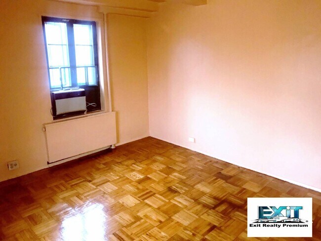 Building Photo - 1410 Parkchester Rd