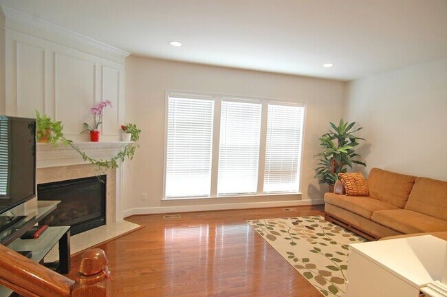 Building Photo - 2502 Bronze Stone Pl
