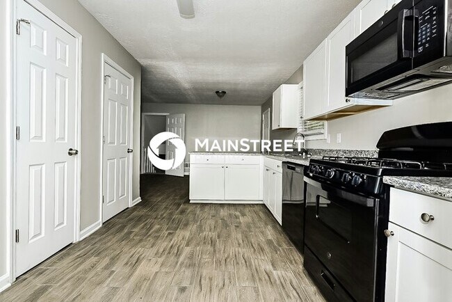 Foto del edificio - 4 Bedroom Pet-Friendly Home in NEWNAN, GA with Main Street Renewal