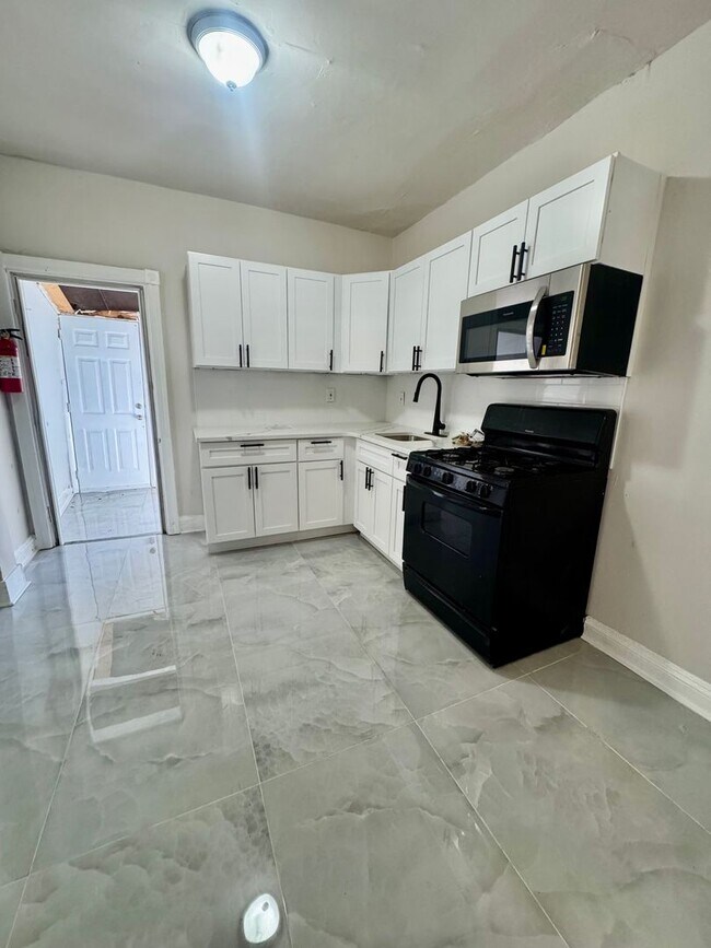 Building Photo - 894 Farson St