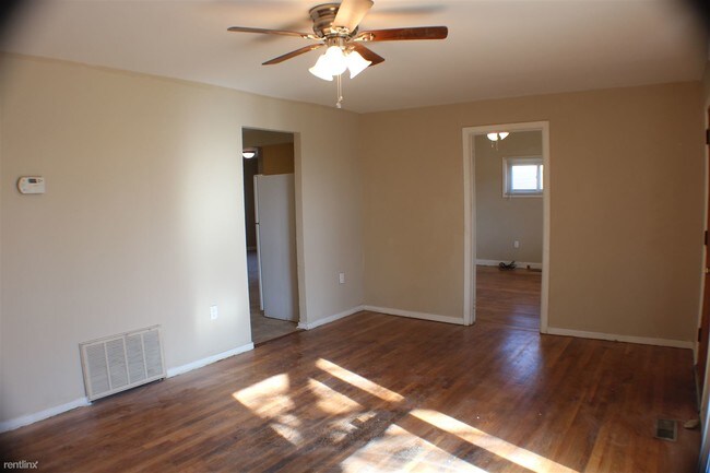 Building Photo - 210 Median Cir