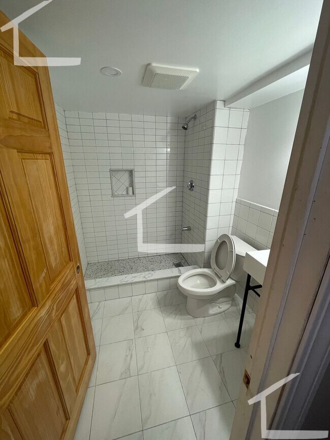 Foto del edificio - Fresh new renovation in a prime location in Brookline1