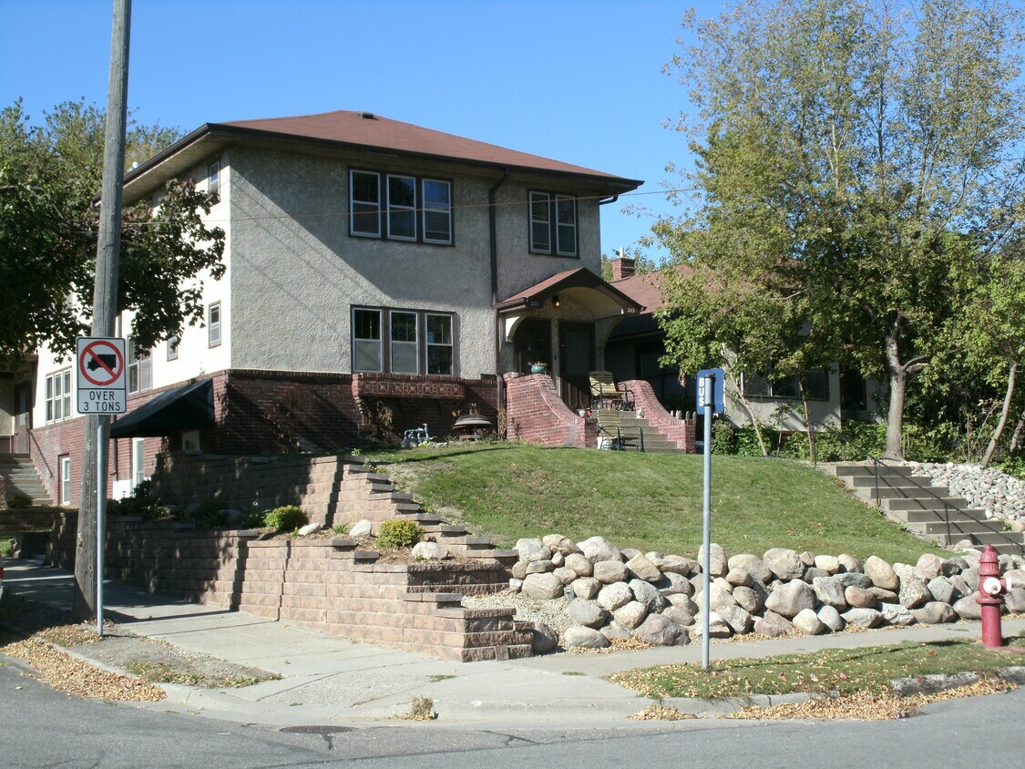 Primary Photo - 201 Cedar Lake Rd N