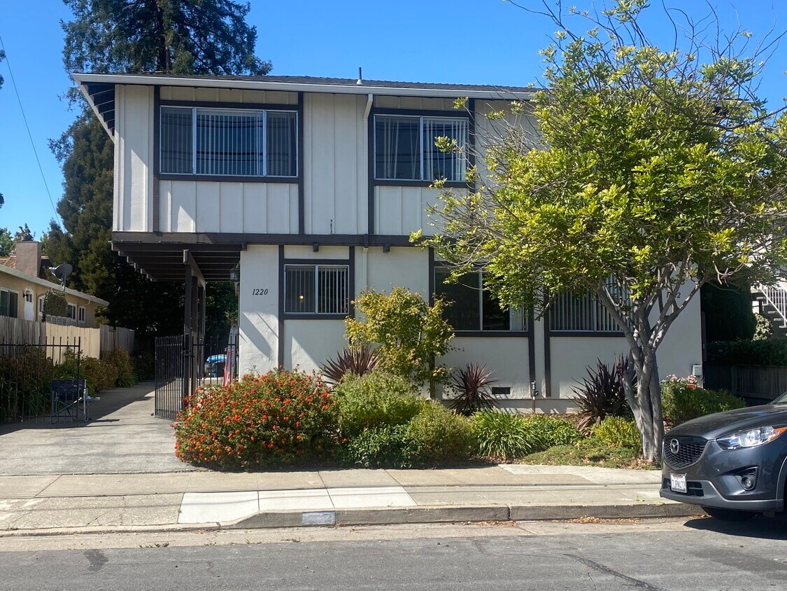 Primary Photo - 1222 Maple St