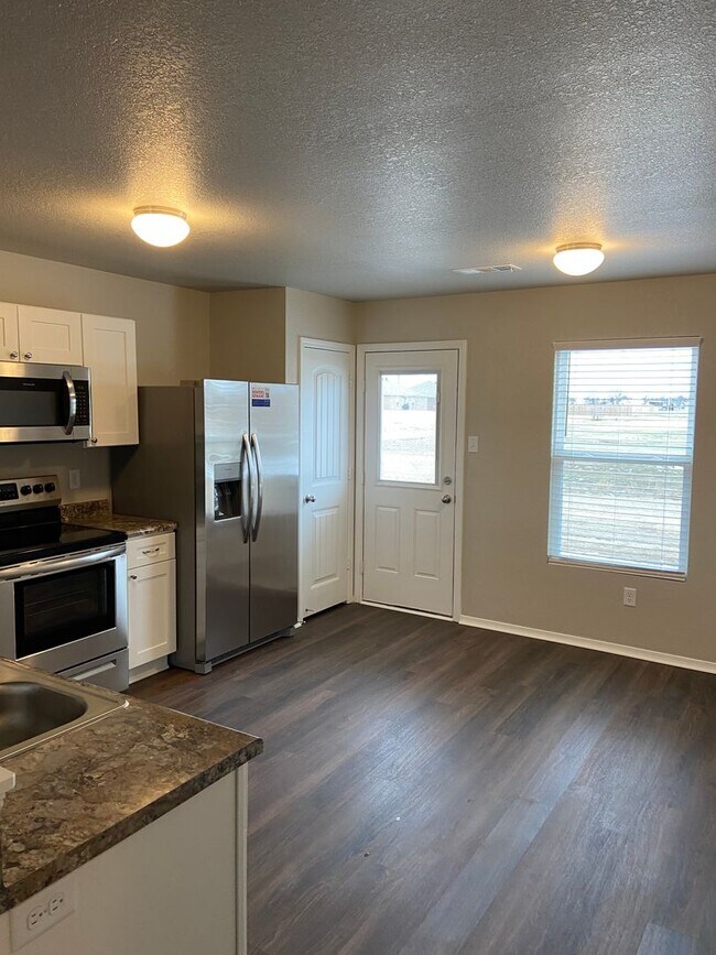 Building Photo - *Pre-leasing* Three Bedroom | Two Bathroom...