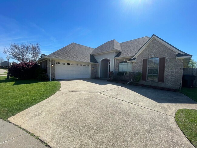 Building Photo - Don`t Miss Out On This South Bossier Beauty!
