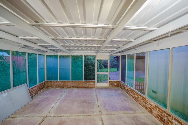 Foto del edificio - Single-Story Vallejo 3BR on HUGE Lot! 4-Car Parking, Covered Patio & 15 Min to Napa!