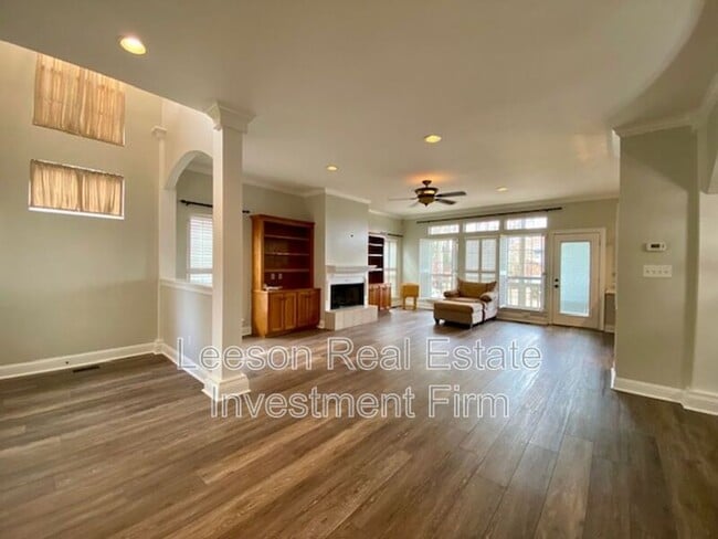 Foto del edificio - 5706 Wood Ridge Dr