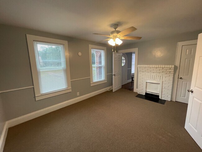 Foto del edificio - 3 bedroom 1 bathroom house