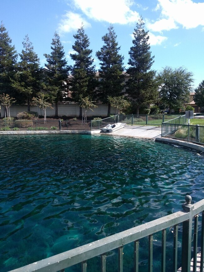 Foto del edificio - Gated Community Stunner ready to be called home