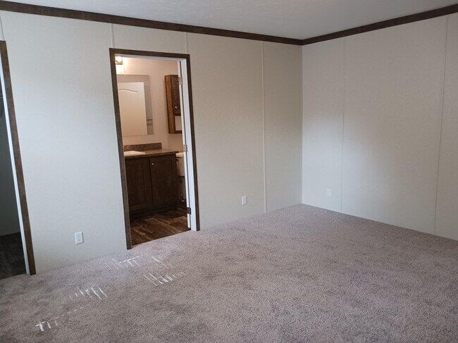 Building Photo - 62 Violet Dr