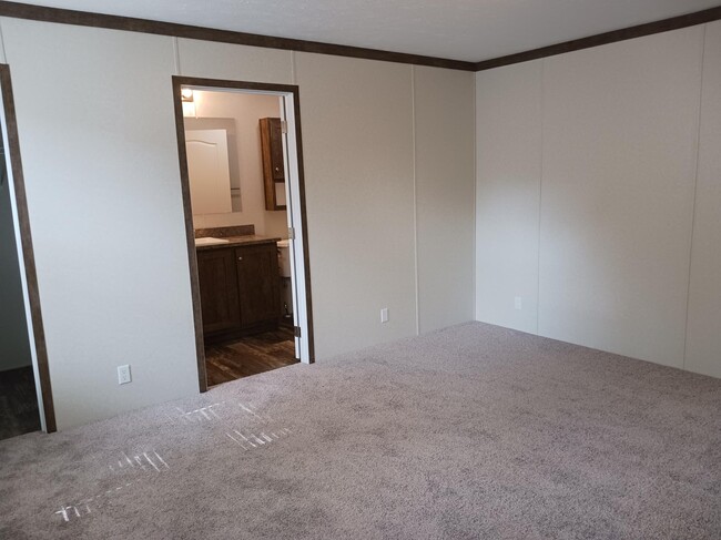 Building Photo - 64 Violet Dr