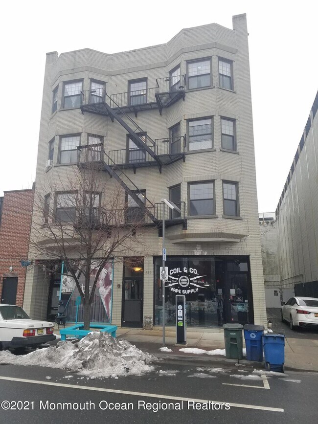 Building Photo - 611 Bangs Ave