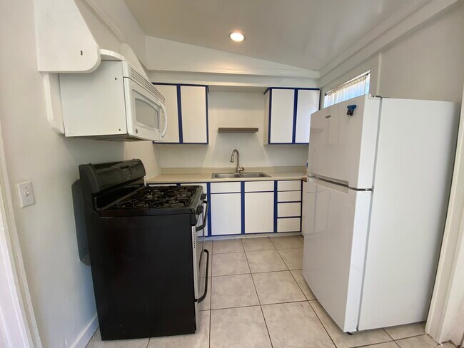 Large Kitchen and Breakfast nook area - 2635 Fulton St