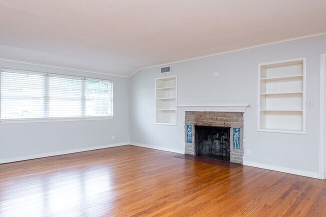Building Photo - Updated Westcliff Beauty