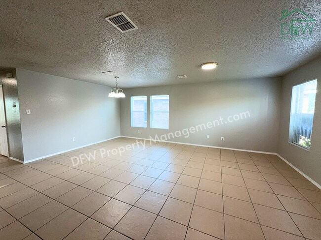 Foto del edificio - Spacious 4-Bedroom Home with Fireplace & Large Backyard in SW Fort Worth