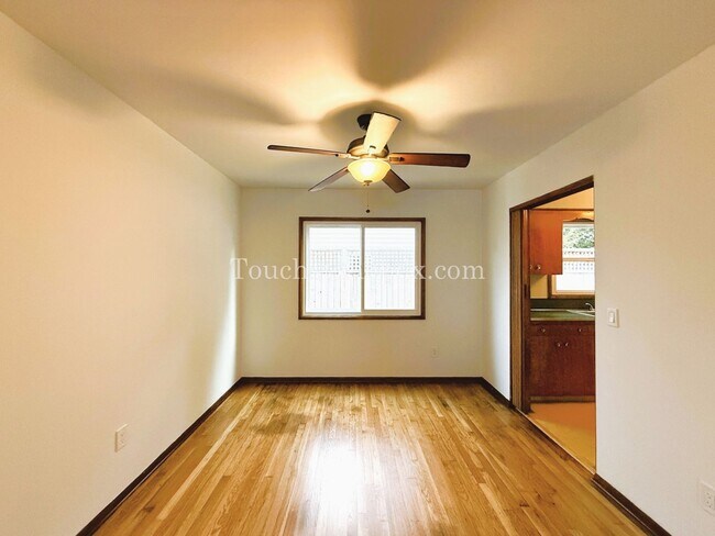 Foto del edificio - Charming 3-Bedroom Gem with Hardwood Floor...