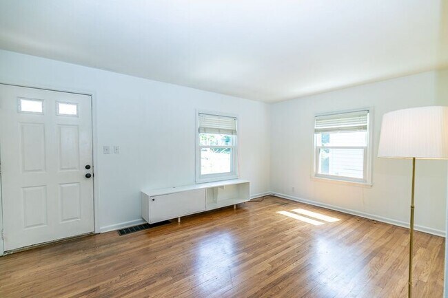 Foto del edificio - 343 E Royal Forest Blvd