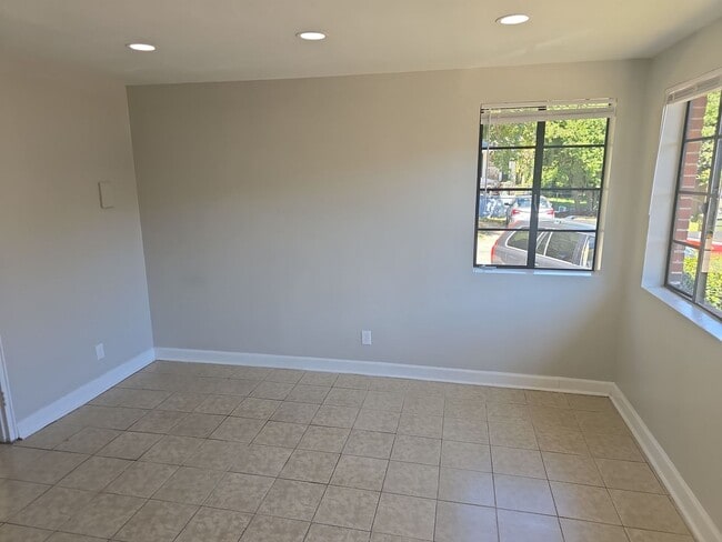 Building Photo - 2 Bedroom 1 bath off of Meeting st closed ...