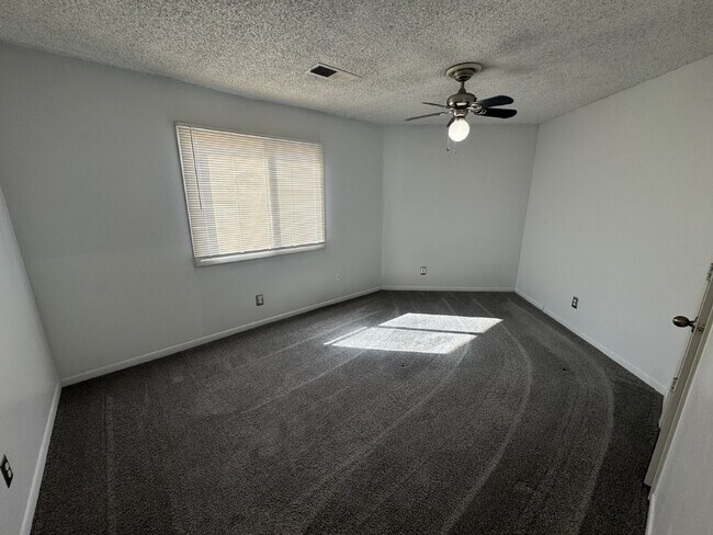 Building Photo - Upstairs 2 bedroom, 1 bathroom apartment with River views.