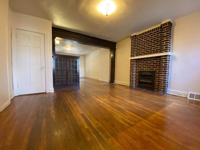 Building Photo - Charming 3 Bedroom Townhome with a Spaciou...