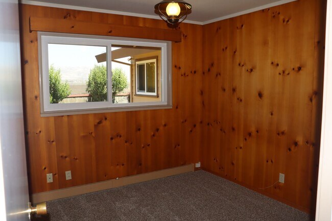 Foto del edificio - Owner pays all utilities including yard ca...