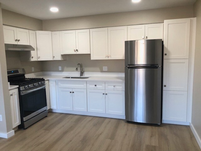 Foto principal - 5821 W Lincoln Ave