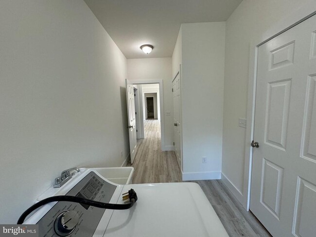 Building Photo - 100 Comanche Cir