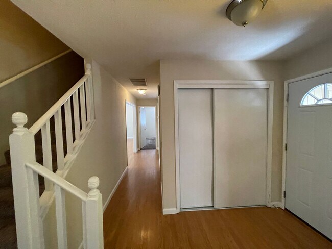 Foto del edificio - 125 Woodstock Cir