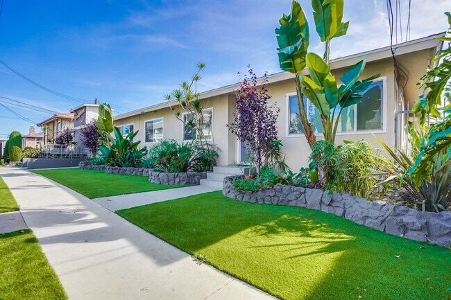 Punto de vista externo - Retro Style Apartment Building with Pool and Gym - Secure, Modern and Lease-Ready!