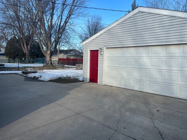 2.5 car garage - 2624 S Kernan Ave